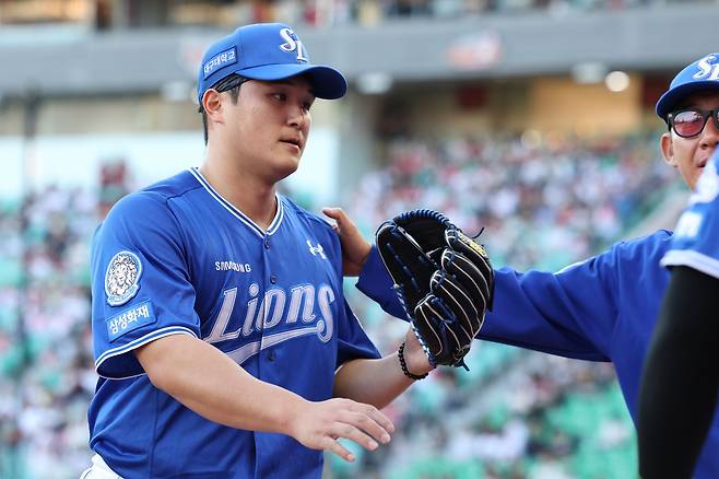 삼성 라이온즈 선발투수 최원태가 10일 광주 KIA 타이거즈전에 선발 등판해 이닝을 마친 뒤 더그아웃으로 들어오고 있다. 삼성 라이온즈