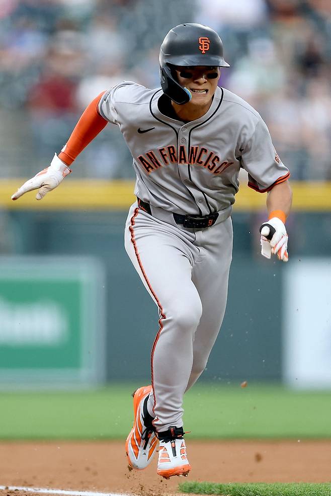 미국 메이저리그 샌프란시스코 자이언츠의 이정후가 11일(한국시간) 미국 콜로라도주 덴버 쿠어스 필드에서 열린 2025 메이저리그 콜로라도 로키스와의 원정 경기에 1번타자 겸 중견수로 선발 출전, 5타수 1안타 2득점을 기록했다. 사진 연합뉴스