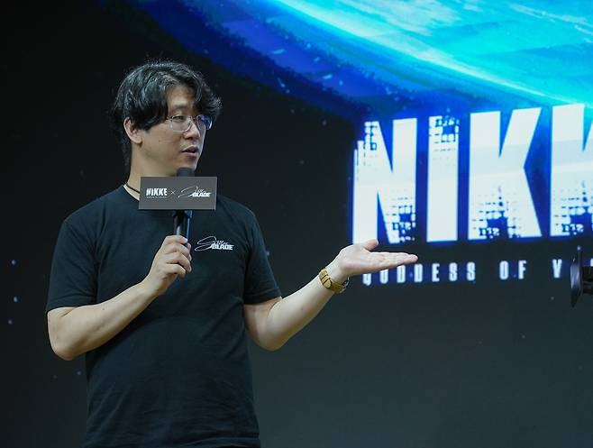 승리의 여신 니케·스텔라 블레이드 협업 소개하는 김형태 시프트업 대표 (서울=연합뉴스) 김주환 기자 = 김형태 시프트업 대표가 5월 20일 '승리의 여신: 니케 x 스텔라 블레이드' 협업 업데이트를 앞두고 열린 기자 간담회에서 신규 콘텐츠를 소개하고 있다. 2025.5.20 jujuk@yna.co.kr