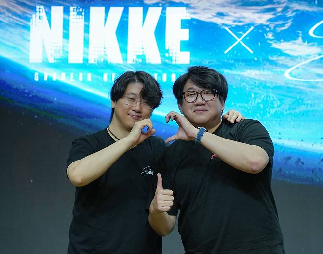 포즈 취하는 시프트업 김형태 대표·유형석 디렉터     (서울=연합뉴스) 김주환 기자 = 시프트업 김형태 대표(왼쪽)와 유형석 '승리의 여신: 니케' 디렉터가 5월 20일 서울 강남구에서 열린 기자 간담회에서 기념 사진을 촬영하고 있다. 2025.5.20 jujuk@yna.co.kr