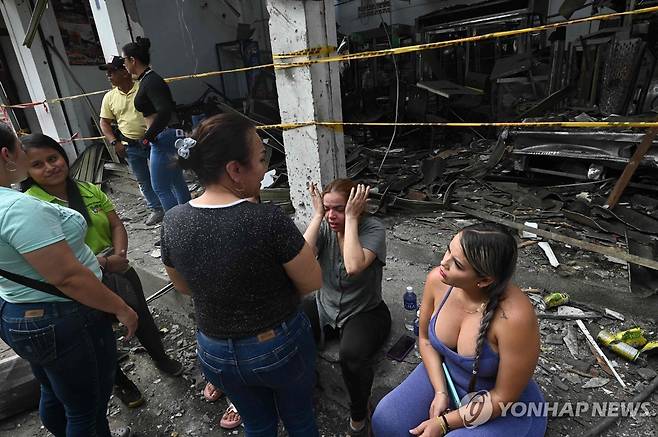 '폭탄 테러' 눈물 훔치는 콜롬비아 주민 [코린토 AFP=연합뉴스. 재판매 및 DB 금지]