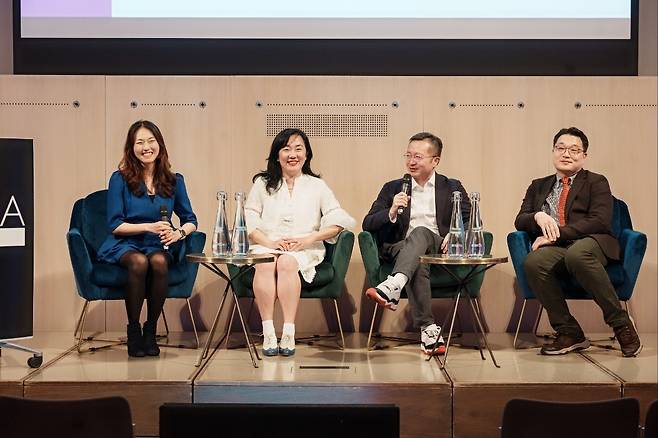 주영한국문화원 'K-컬처 포럼' (런던=연합뉴스) 주영한국문화원은 9일(현지시간) 영국 런던에 있는 영국왕립예술학회에서 'K-컬처 포럼'을 개최했다. 왼쪽부터 황수민 전 BBC 코리아 편집장과 선승혜 주영한국문화원장, 이승규 더핑크퐁컴퍼니 공동창업자, 최도빈 네덜란드 라이덴대 교수. [주영한국문화원 제공]