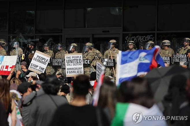 지난 9일 LA에서 벌어진 불법이민단속 반대 시위 [EPA=연합뉴스. 재판매 및 DB 금지]
