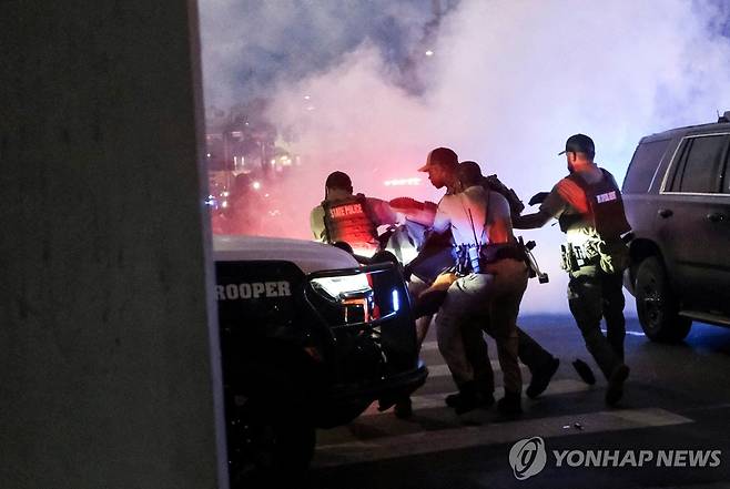 지난 9일 텍사스 오스틴에서 시위대 진압하는 경찰 [로이터=연합뉴스. 재판매 및 DB 금지]