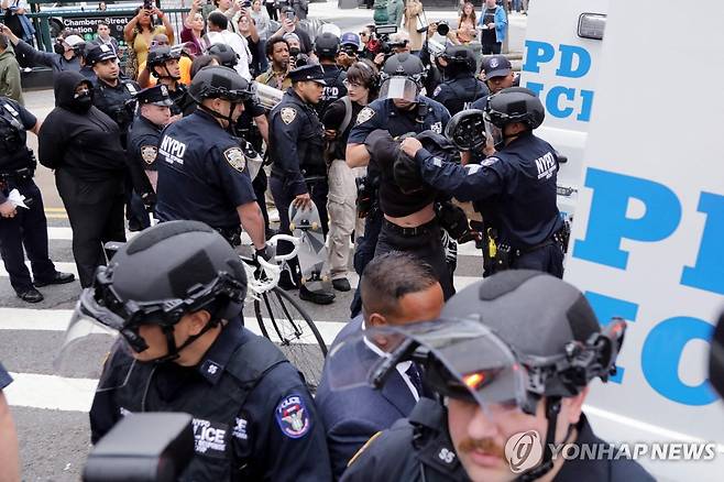 지난 9일 뉴욕에서 시위대가 경찰에 체포되는 모습 [AFP=연합뉴스. 재판매 및 DB 금지]