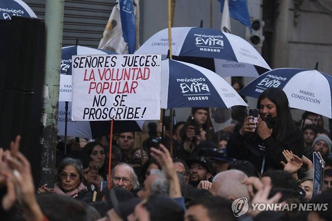 10일(현지시간) 거리 메운 페르난데스 전 대통령 지지자들 [부에노스아이레스 AFP=연합뉴스. 재판매 및 DB 금지]