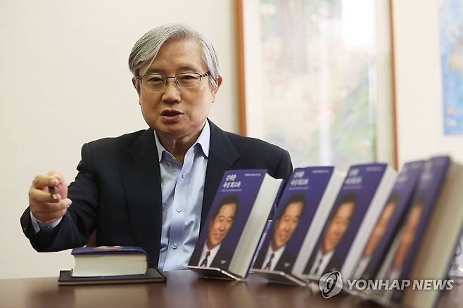 인사말하는 김성재 김대중도서관후원회장 (서울=연합뉴스) 강민지 기자 = 김성재 연세대 김대중도서관후원회장이 13일 오후 서울 마포구 연세대학교 신촌캠퍼스김대중도서관에서 열린 '김대중 육성 회고록' 출간 기념 기자간담회에서 인사말을 하고 있다. 2024.8.13 mjkang@yna.co.kr