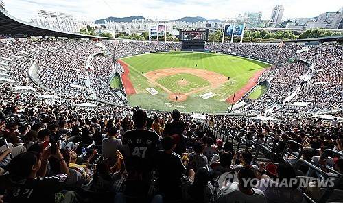 잠실구장 가득 메운 프로야구 관중들 [연합뉴스 자료사진]