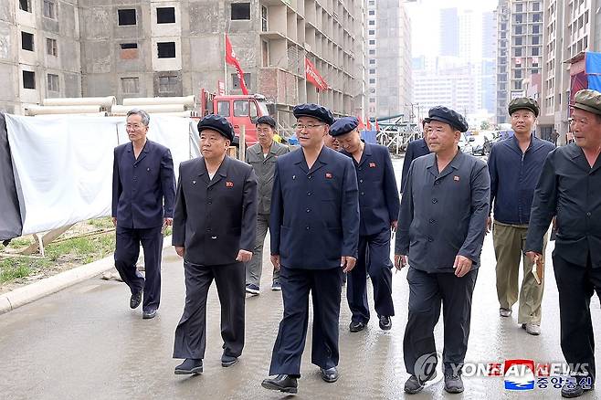 북한 박태성 내각 총리, 화성지구 4단계 1만세대 주택건설장 등 시찰 (평양 조선중앙통신=연합뉴스) 박태성 북한 내각 총리(가운데)가 화성지구 4단계 1만세대 주택건설장, 대동강축전지공장, 평양돼지공장, 하당닭공장을 시찰했다고 조선중앙통신이 10일 보도했다. 2025.6.10 
    [국내에서만 사용가능. 재배포 금지. For Use Only in the Republic of Korea. No Redistribution] nkphoto@yna.co.kr