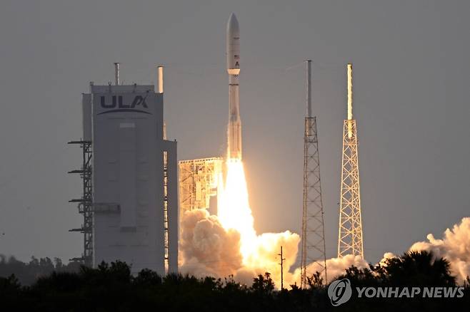 지난 4월 아마존 인터넷 위성 싫은 ULA 로켓 발사 모습. [UPI 연합뉴스 자료사진. 재판매 및 DB 금지]
