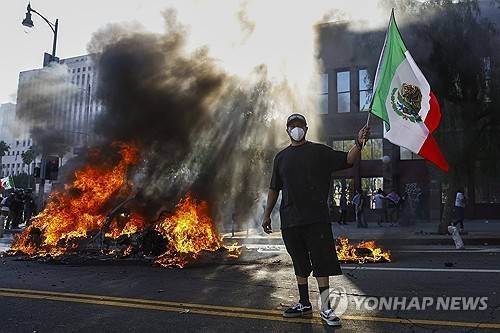 멕시코 국기 든 LA 시위대 [EPA=연합뉴스 자료사진]
