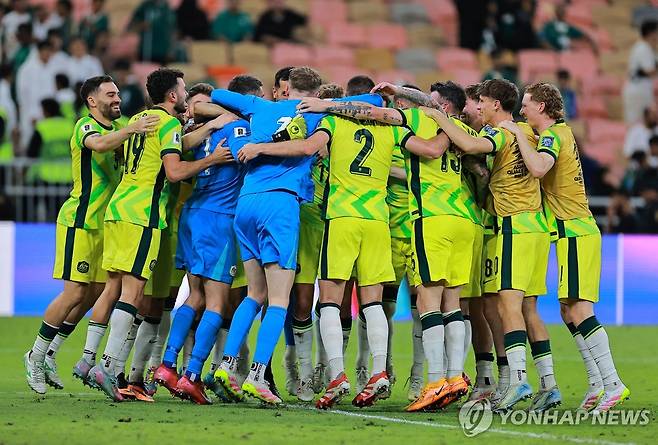 북중미 월드컵 본선 진출 확정 후 기쁨을 나누는 호주 선수들. [로이터=연합뉴스]