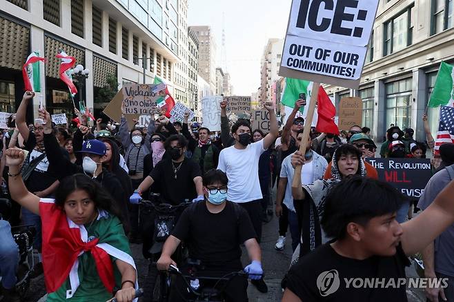 10일 LA 다운타운에서 불법이민단속에 반대하는 시위대 [로이터=연합뉴스. 재판매 및 DB 금지]