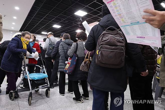 북적이는 노인 일자리 박람회 [연합뉴스 자료사진]