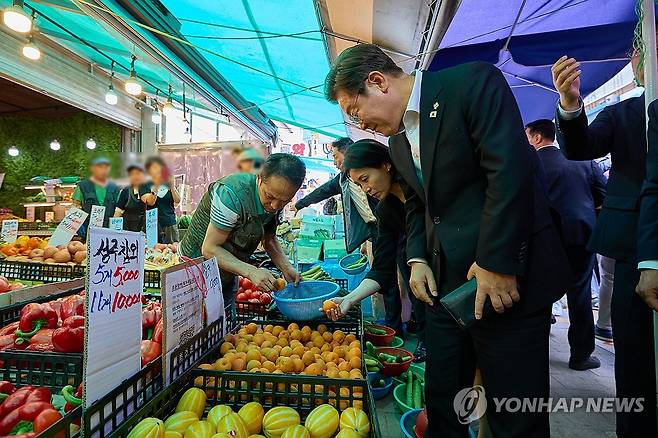 李대통령, 재래시장 깜짝 방문…취임 후 시민들과 첫 소통 행보