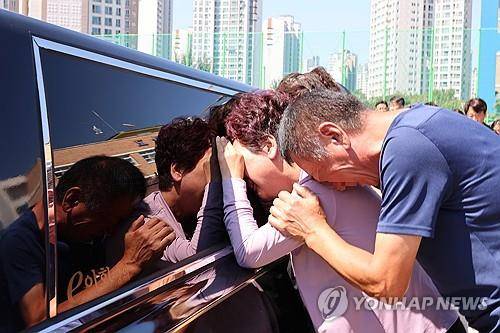 운구 차량 잡고 못 보내는 어머니와 아버지 심미영(가명) 선생님의 운구 차량이 2023년 9월9일 오전 대전 용산초에 들러 마지막 인사를 하자 고인의 어머니와 아버지가 운구차량에 기대 오열하고 있다. 대전서부아보전(운영주체 세이브더칠드런)은 2019년 심 선생님이 아이들에게 소리를 질렀다는 이유 등으로 아동학대행위 의견을 냈다. 심 선생님은 사법당국의 조사를 받았고, 최종적으로 무혐의 처분을 받았다. 이후 심 선생님은 서이초 선생님 순직을 계기로 과거의 고통이 되살아나 극단적 선택을 했다. 
 [연합뉴스 사진]