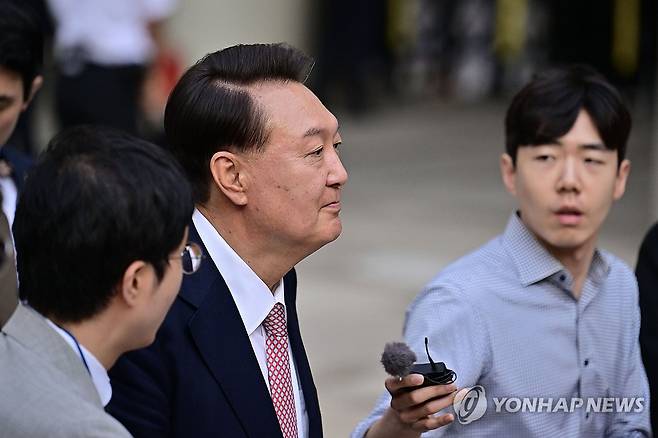 법정 나서는 윤석열 전 대통령 (서울=연합뉴스) 윤석열 전 대통령이 9일 서울 서초구 서울중앙지방법원에서 열린 내란 우두머리 혐의·직권남용 권리행사 방해 혐의 사건 6차 공판에 출석한 뒤 법정을 나서고 있다. 2025.6.9 [사진공동취재단] photo@yna.co.kr