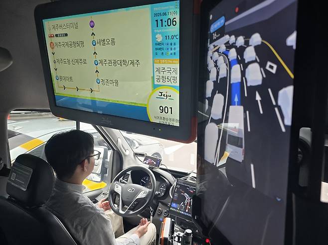 제주시 도심 달리는 자율주행 버스 '탐라자율차' (제주=연합뉴스) 전지혜 기자 = 11일 제주시 신제주로터리에서 제주공항으로 가는 구간에서 자율주행 버스 탐라자율차가 자율주행 모드로 달리고 있다. 2025.6.11