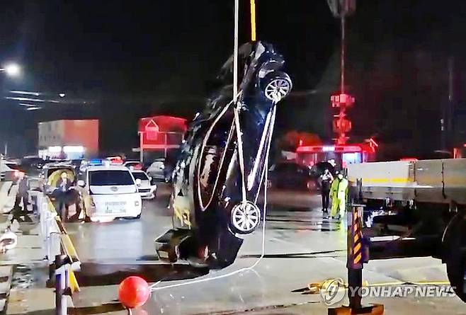 일가족 탑승 차량 인양하는 해경 (진도=연합뉴스) 2일 오후 전남 진도군 임회면 진도항 인근 해상으로 빠진 일가족 탑승 차량이 인양되고 있다. 2025.6.2 [목포해양경찰서 제공. 재판매 및 DB 금지] daum@yna.co.kr