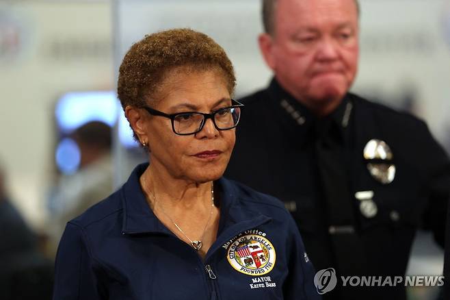 9일 기자회견하는 캐런 배스 LA 시장 [AFP=연합뉴스. 재판매 및 DB 금지]