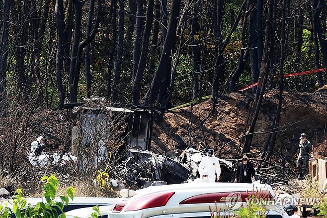 초계기 사고 현장 조사 (포항=연합뉴스) 손대성 기자 = 31일 경북 포항시 남구 동해면 해군 초계기 추락사고 현장에서 군 관계자들이 사고 원인을 조사하고 있다. 2025.5.31 sds123@yna.co.kr