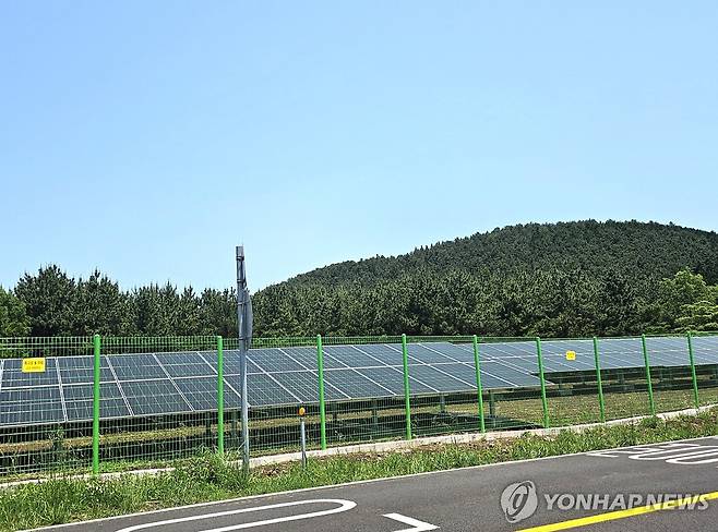 제주시 태양광 발전 시설 [촬영 조채희] 제주시 연동 한라산 방향 노루생이 삼거리 인근 노루손이 오름 근처에 설치된 태양광 발전 패널. 2025.5.25
