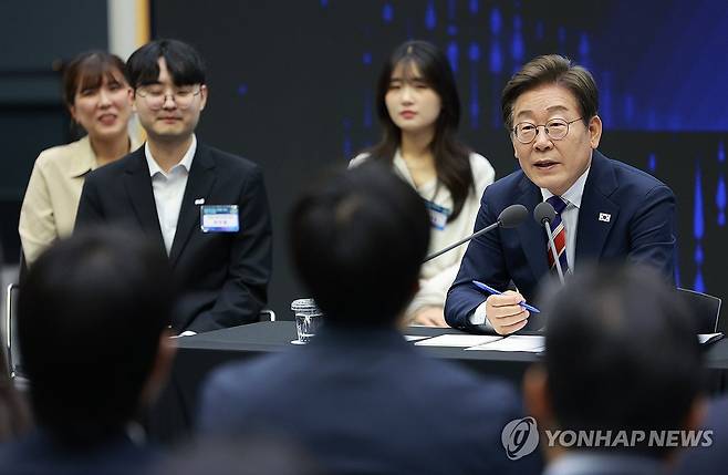 이재명 대통령, 주식시장 불공정거래 근절 현장 간담회 (서울=연합뉴스) 홍해인 기자 = 이재명 대통령이 11일 서울 영등포구 한국거래소에서 열린 주식시장 불공정거래 근절을 위한 현장 간담회에서 참석자 질문에 답하고 있다. 2025.6.11 [대통령실통신사진기자단] hihong@yna.co.kr