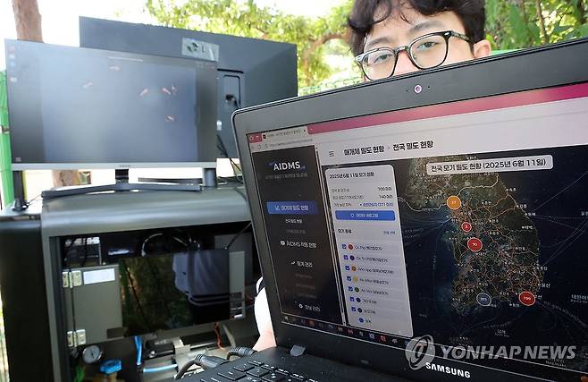인공지능 모기 감시장비 시연 (청주=연합뉴스) 배재만 기자 = 질병관리청 직원들이 11일 충북 청주시 흥덕구 오송읍 한 공원에서 인공지능 모기 감시장비(AI-DMS) 시연하고 있다. 이 장비는 이산화탄소로 유인되어 포집된 모기 영상을 현장에서 바로 촬영 분석해 인공지능 알고리즘을 통해 모기 종의 분류, 지역. 지점별, 월별 발생 현황 등 다양한 형식으로 정보 제공이 가능하다. 2025.6.11 scoop@yna.co.kr
