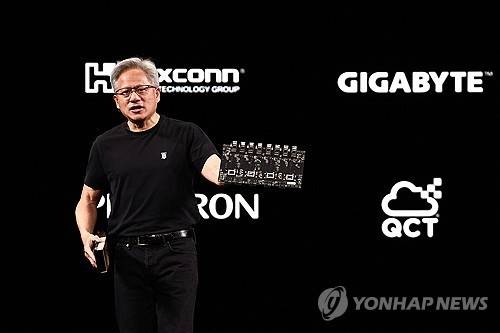 젠슨 황 (파리 AFP=연합뉴스) 엔비디아 젠슨 황 CEO가 11일(현지시간) 프랑스 파리에서 열린 스타트업 박람회 '비바테크놀로지'에서 연설하고 있다. 2025.06.11.