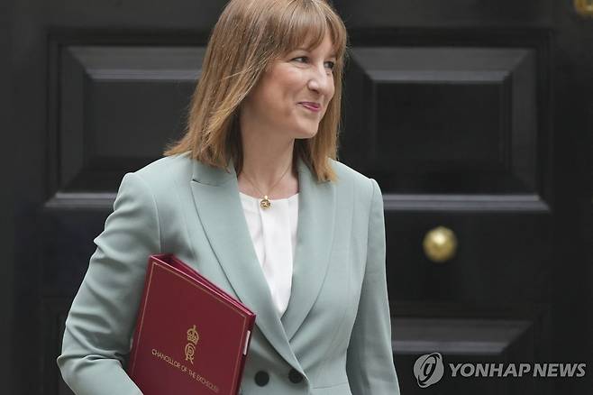 정부 지출 보고를 위해 의회로 향하는 리브스 장관 [AP 연합뉴스 재판매 및 DB 금지]