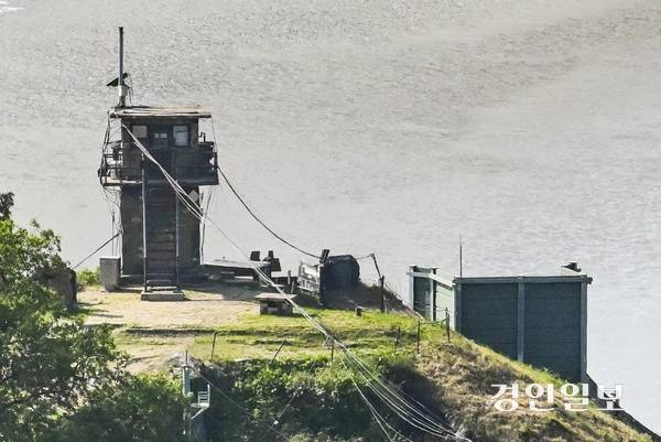 11일 오후 파주시 오두산 통일전망대에서 본 북녘. 합동참모본부는 이날 “남북관계 신뢰 회복과 한반도 평화를 위한 대국민 공약을 이행하는 차원”이라며 대북 확성기 방송을 중지했다고 밝혔다. 지난해 6월 북한의 오물풍선 살포 등에 대응해 확성기 방송을 재개한 지 1년 만이다. 2025.6.11 /이지훈기자 jhlee@kyeongin.com