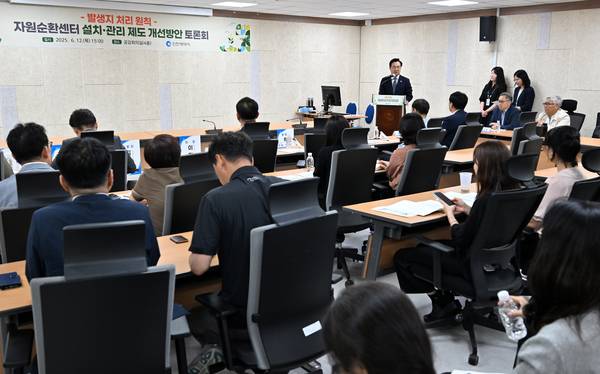 하병필 인천시 행정부시장이 12일 인천시청 공감회의실에서 열린 ‘자원순환센터 설치·관리 제도 개선방안 토론회’에서 인사말을 하고 있다. 2025.6.12 /인천시 제공