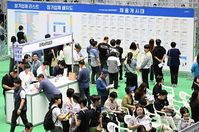 12일 오후 평택시 이충문화체육센터에서 열린 '2025년 상반기 평택시 일자리박람회가 구직자들로 붐비고 있다. 임채운기자