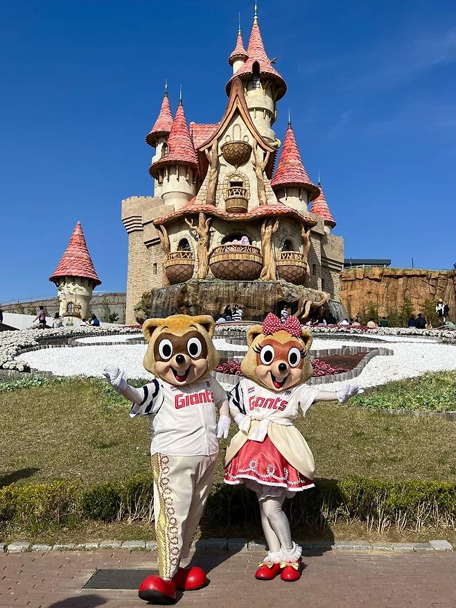 롯데는 6월 사직구장 경기에서 다양한 이벤트를 선보인다.