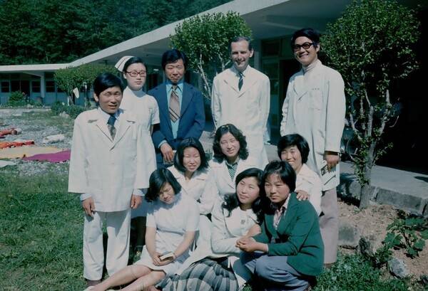 1978년 병원 직원과 환자들이 함께한 모습. /가포교회