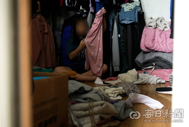 10일 대구의 한 가정집에서 은혜(11·가명)양이 빨래 후 옷가지들을 정리하고 있다. 안성완 기자 asw0727@imaeil.com