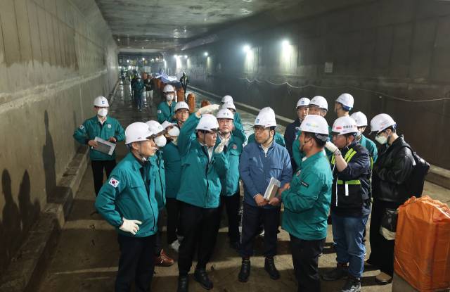 부산시와 부산교통공사, 사상구 등 유관기관이 부산 사상구 도시철도 사상~하단선 공사 현장의 싱크홀 취약지점 합동점검에 나섰다. 이준승 부산시 행정부시장과 유관기관 관계자들이 도시철도 공사장 내부 시설을 살펴보고 있다. 정종회 기자 jjh@