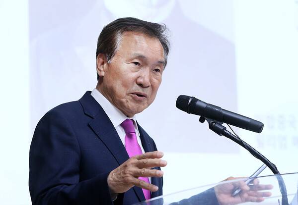 손학규 동아시아미래재단 상임고문이 11일 오후 구미시 IT의료융합기술센터에서 열린 '2025 경북포럼'에서 주제 강연을 하고 있다. 정훈진 기자 jhj131@kyongbuk.com