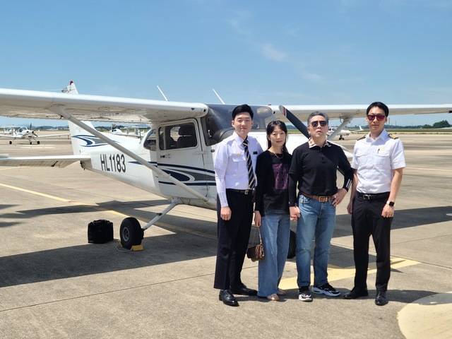 지난달 30일 경운대학교 항공운항학과에 재학중인(4학년, 왼쪽 첫번째) 이진성씨가 효도비행을 하기 전 부모님들과 기념사진을 찍고 있다. 경운대 제공