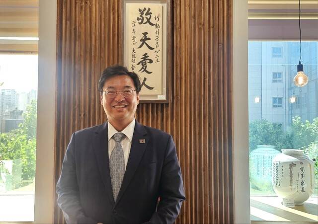 '경천애인 액자 앞에선 허소 더불어민주당 대구시당 위원장은 내년 대구시장 선거가 지역 정치지형을 바꿀 중요한 전환점이라고 강조했다.