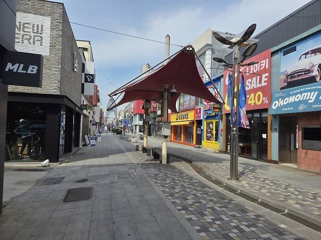 2000년대 초반까지 포항의 중심상권 역할을 했던 중앙상가 실개천 거리가 사람을 찾을 볼 수 없을 정도로 한산한 모습이다. <전준혁 기자>