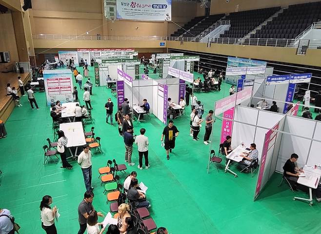 12일 대구 달성군 현풍읍 달성군민체육센터에서 '참좋은 일자리 만남의 날' 행사가 열리고 있다. 올해 행사에선 처음으로 고려인 고용 지원의 장이 마련돼 고려인들의 발길이 이어졌다. 이승엽기자sylee@yeongnam.com