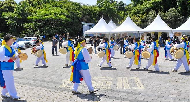 지난해 6월 14일 선흘1리 동백동산습지센터 마당에서 열린 생태문화체험 개막식에 앞서&nbsp;조천읍민속보존회의 길트기 공연이 선보이고 있다.(제주일보 자료사진)