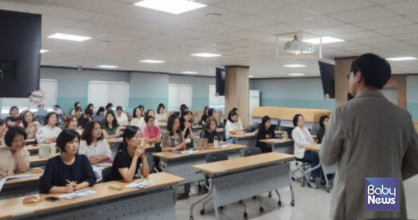 지난 11일 춘천시육아종합지원센터가 개최한  '인공지능(AI) 시대를 이끄는 아이로 키우는 법' 특강에서 한지우 응용인문연구소장이 강의하고 있다. ⓒ춘천시육아종합지원센터