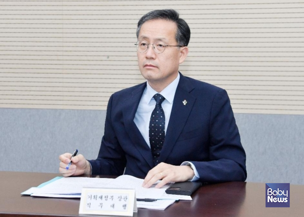 이형일 기획재정부 장관 직무대행 1차관이 12일 오후 정부세종청사 중앙동에서 열린 '제17차 부동산 시장 및 공급상황 점검 전담반 회의'를 주재, 모두발언을 하고 있다. ⓒ기획재정부