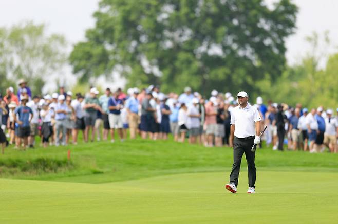 스코티 세플러가 오크몬트CC 10번홀에서 이동하고 있다. (사진=USGA)