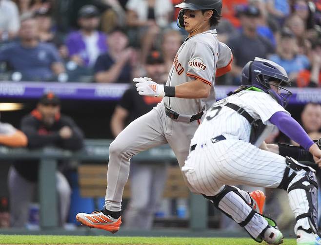 샌프란시스코 자이언츠 이정후가 콜로라도 로키스와 경기에서 윌리 아다메스의 희생타 때 상대 포수의 태그를 피해 홈을 밟고 있다. 사진=AP PHOTO