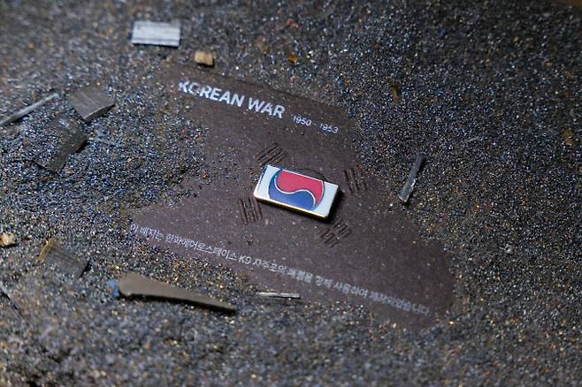 K9 자주포’의 제작에 쓰인 철을 활용해 만든 ‘태극기 뱃지’. 사진=한화이글스