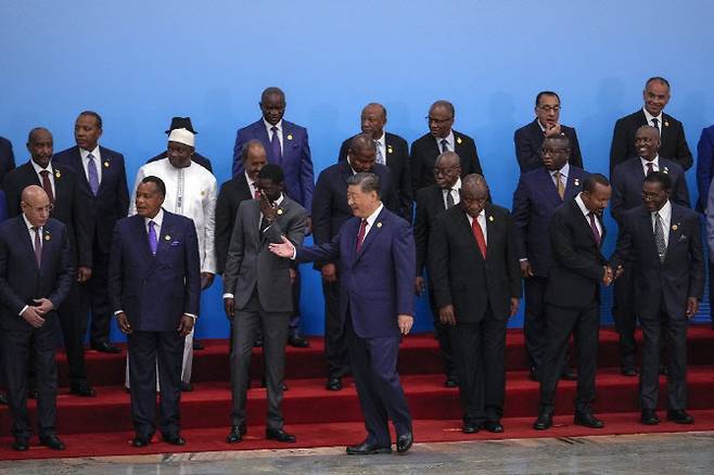 시진핑(가운데) 중국 국가주석이 지난해 9월 5일 베이징 인민대회당에서 열린 중국-아프리카 협력 포럼 정상회의에서 참석자들과 기념촬영하고 있다. (사진=AFP)