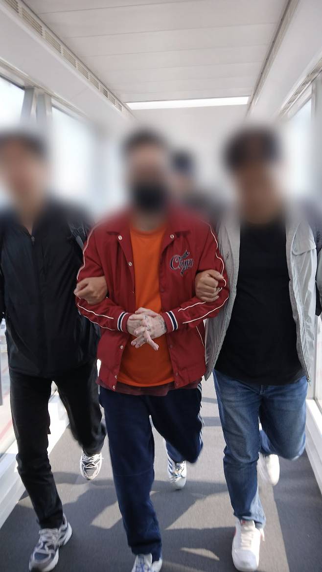 음란사이트를 운영해 온 50대 남성 A씨가 에콰도르의 수도 키토에서 인천공항으로 송환되고 있는 모습. (사진=법무부 제공)